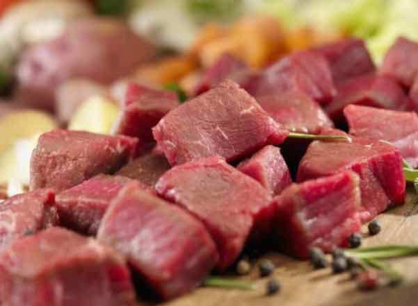 Thịt bò đã thái miếng vuông vừa ăn để hầm khoai tây