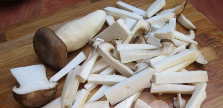 Thịt bò đã thái mỏng và ướp gia vị, sẵn sàng cho món nấm đùi gà xào