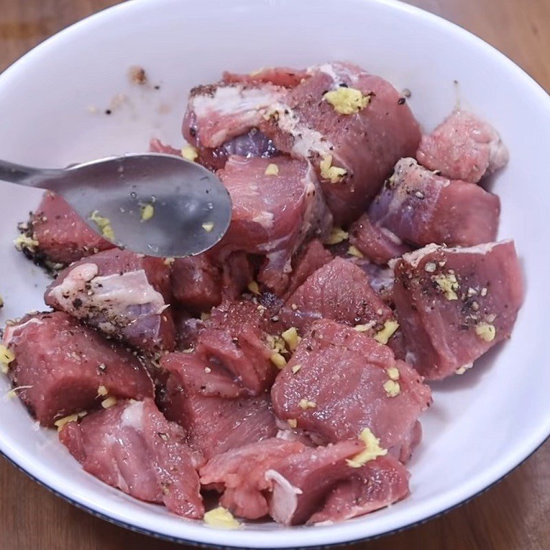 Thịt bò đã ướp thấm vị sẵn sàng để nấu thịt bò khoai tây