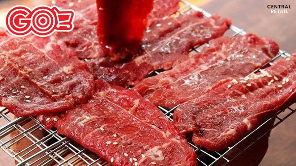 Thịt bò đang được nướng vàng trên bếp than sau khi ướp sốt