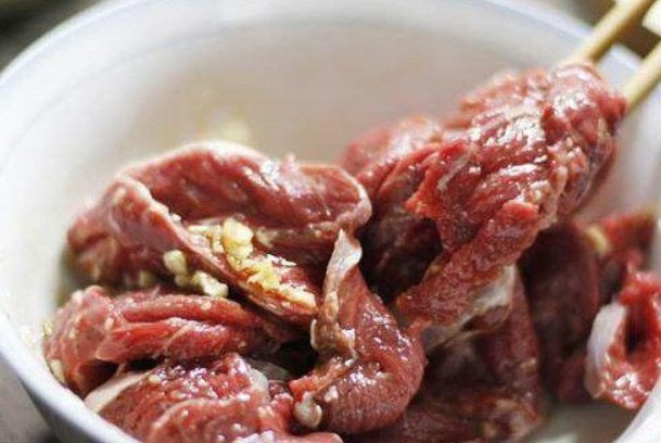 Thịt bò đang được ướp gia vị, chuẩn bị cho cách xào thịt bò ngon.