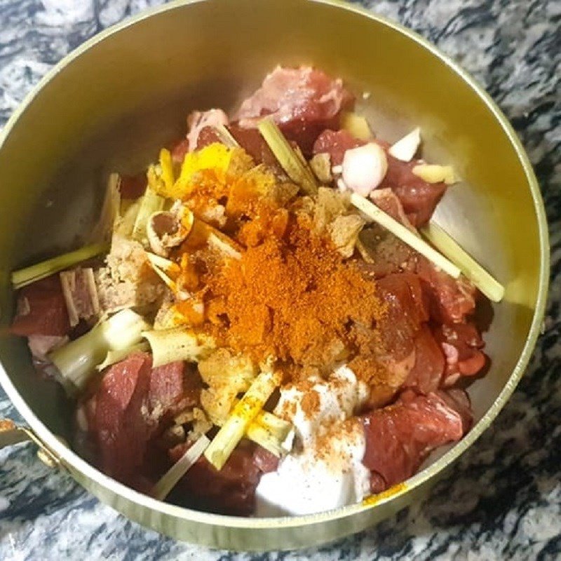 Thịt bò đang được ướp gia vị chuẩn bị nấu bò kho