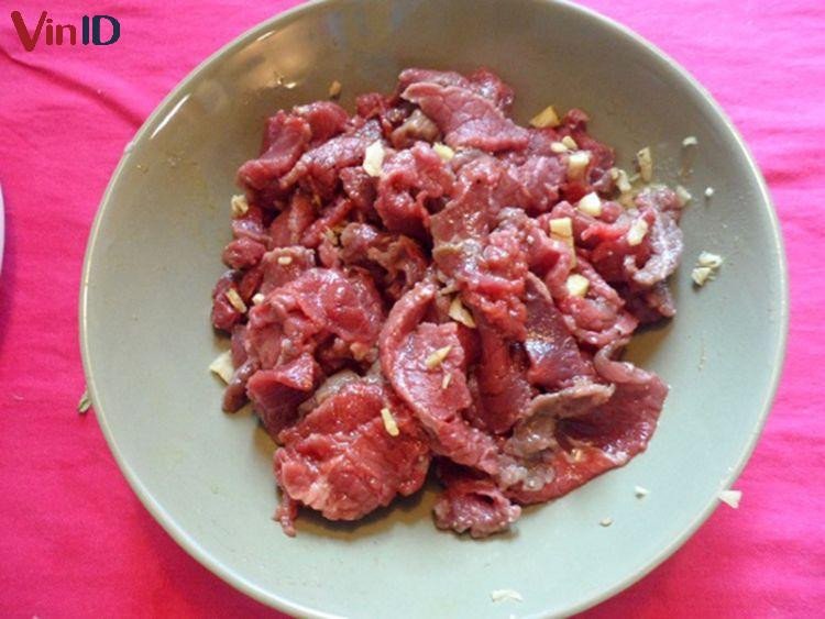 Thịt bò đang được ướp gia vị đậm đà cho món bò xào tỏi