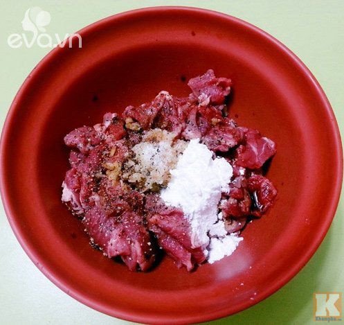 Thịt bò đang được ướp gia vị, sẵn sàng cho món xào lá lốt.