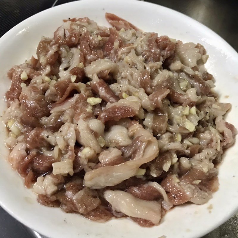 Thịt bò đang được ướp gia vị
