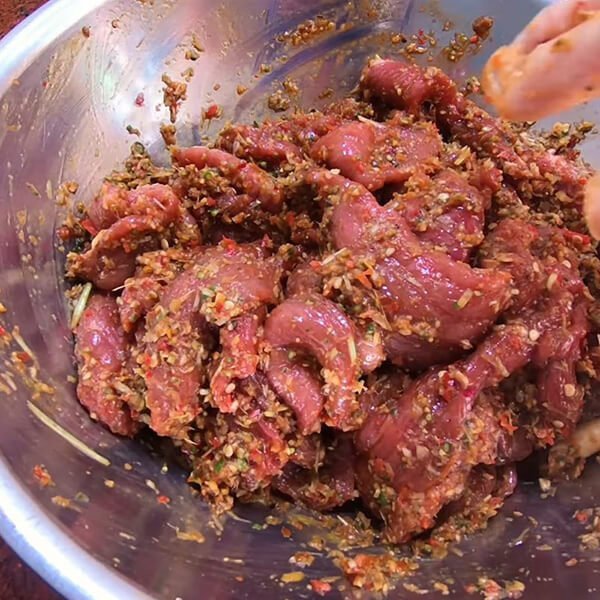 Thịt bò đang được ướp thấm gia vị để làm món khô bò