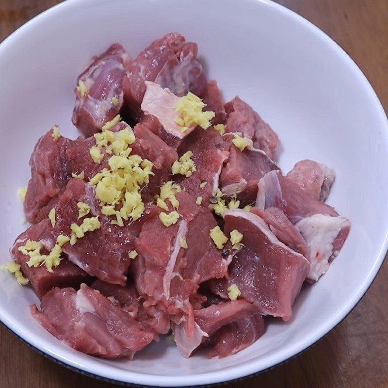 Thịt bò đang được ướp với gia vị cho món canh đậm đà