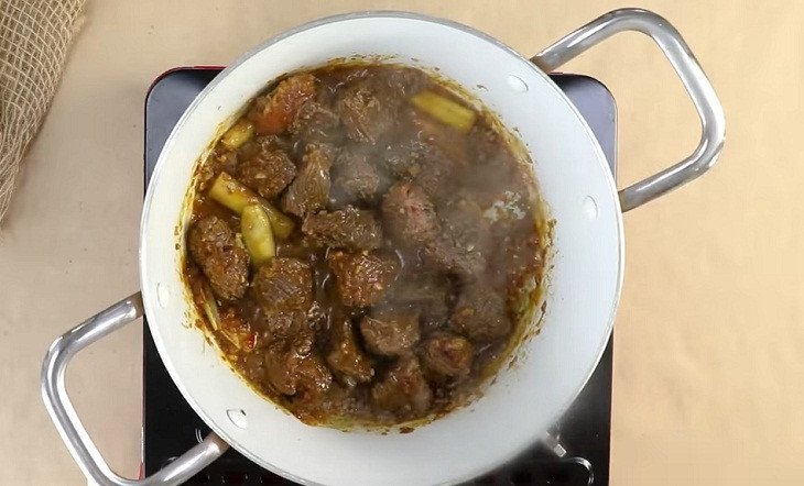 Thịt bò đang được xào săn cùng hành tỏi sả thơm lừng trong nồi