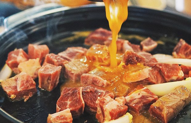 Thịt bò đang được xào săn trên chảo trước khi hầm cùng tiêu xanh