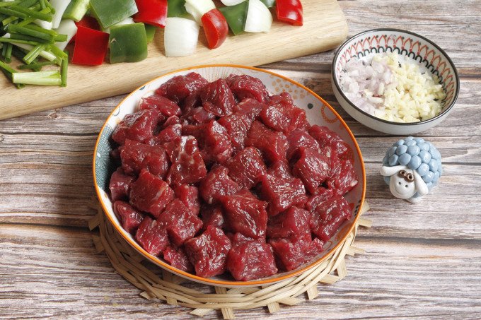 Thịt bò được tẩm ướp gia vị đậm đà cho món bò kho nước dừa