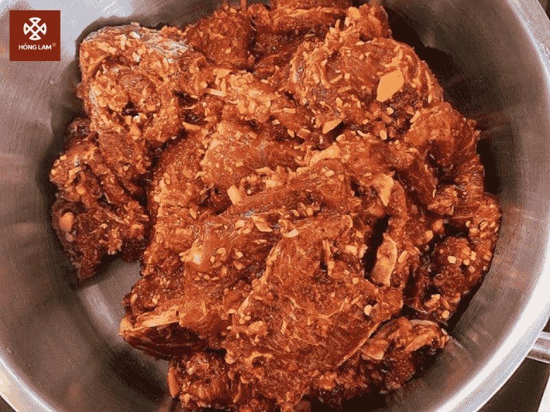 Thịt bò được trộn đều với gia vị trong tô lớn để thấm vị