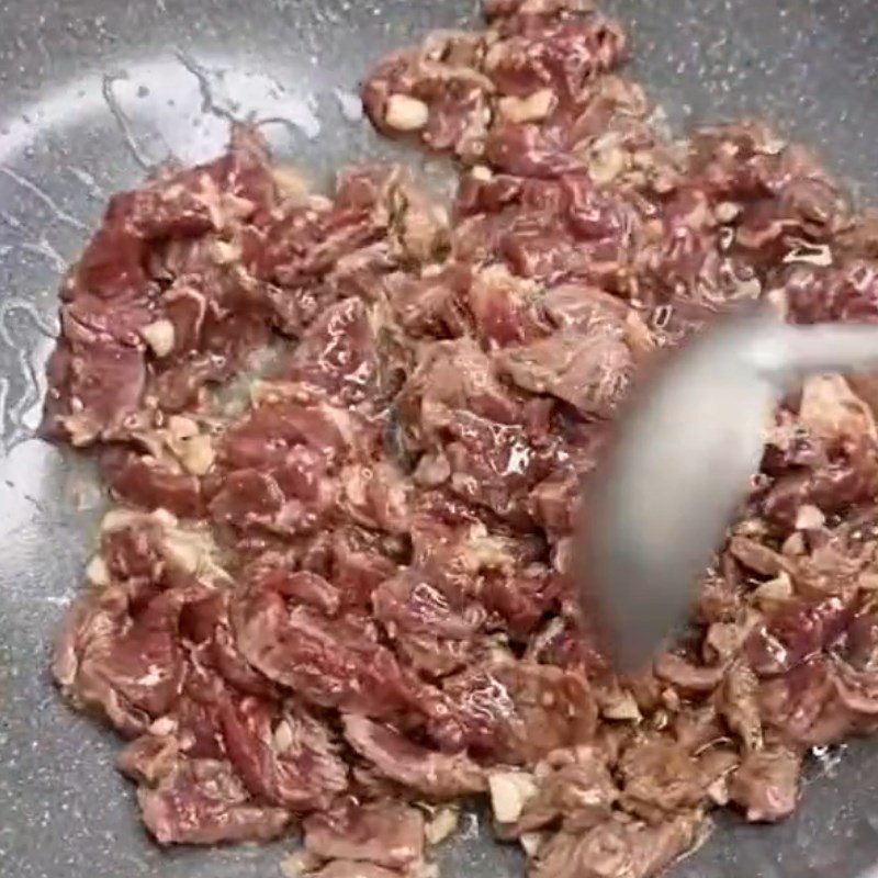 Thịt bò được xào nhanh trên lửa lớn