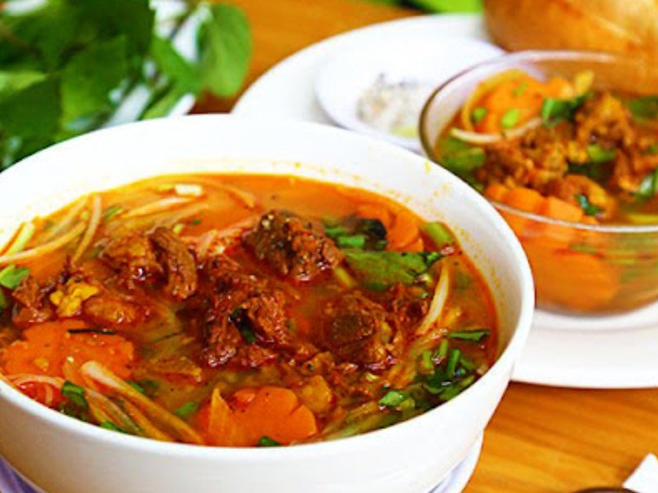 Thịt bò kho chuẩn vị miền Trung, ăn kèm với bánh mì nóng giòn