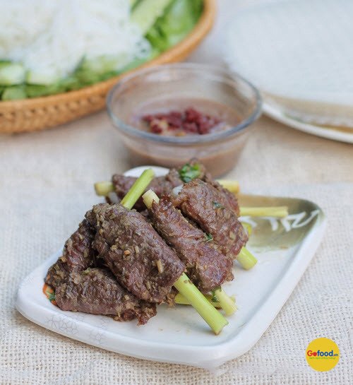Thịt bò nướng sả thơm lừng trên đĩa