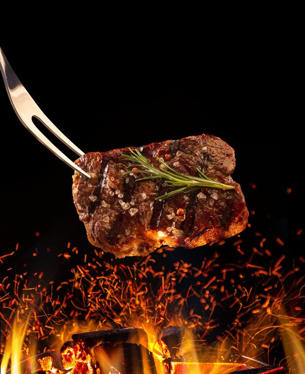 Thịt bò nướng trên vỉ với lửa lớn tạo độ cháy xém đẹp mắt