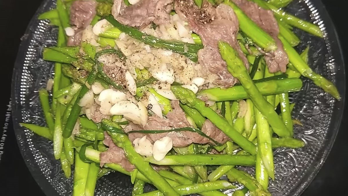 Thịt bò thái lát mỏng ướp gia vị chuẩn bị xào măng tây