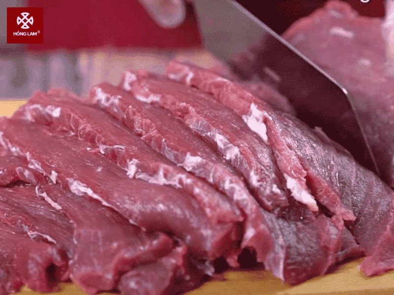 Thịt bò tươi được thái lát dày để chuẩn bị làm bò khô