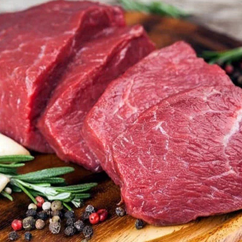 Thịt bò tươi ngon được cắt miếng vừa ăn để chuẩn bị nấu canh