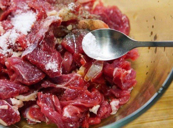 Thịt bò tươi ngon thái lát chuẩn bị cho món mì xào bò