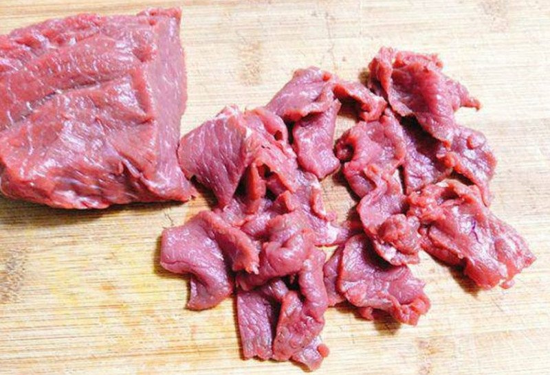 Thịt bò ướp gia vị cho món xào đậu đũa