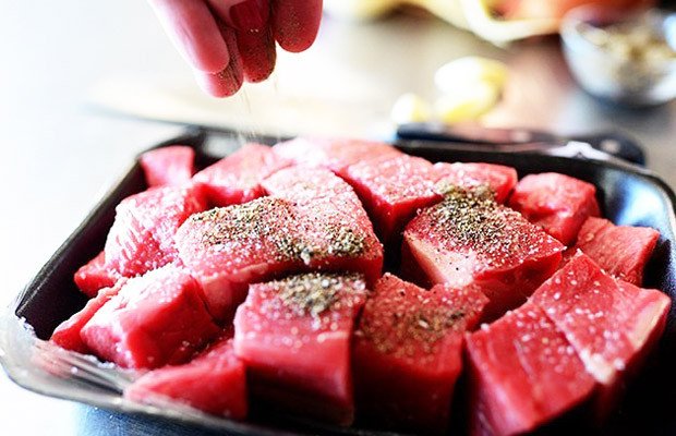 Thịt bò và gia vị đang được ướp chuẩn bị nấu bò hầm tiêu xanh