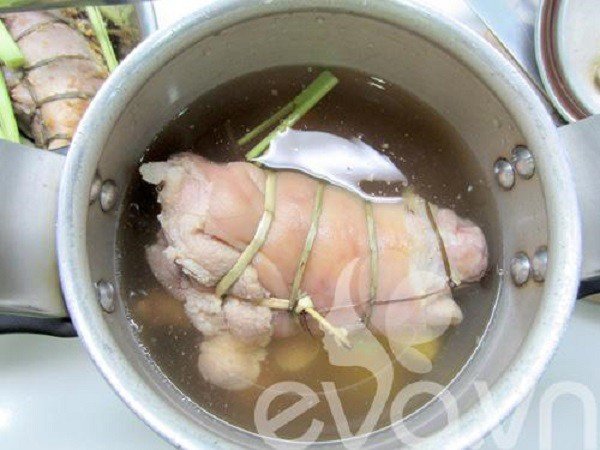 Thịt bò và giò heo được cuộn và buộc chặt trước khi hầm