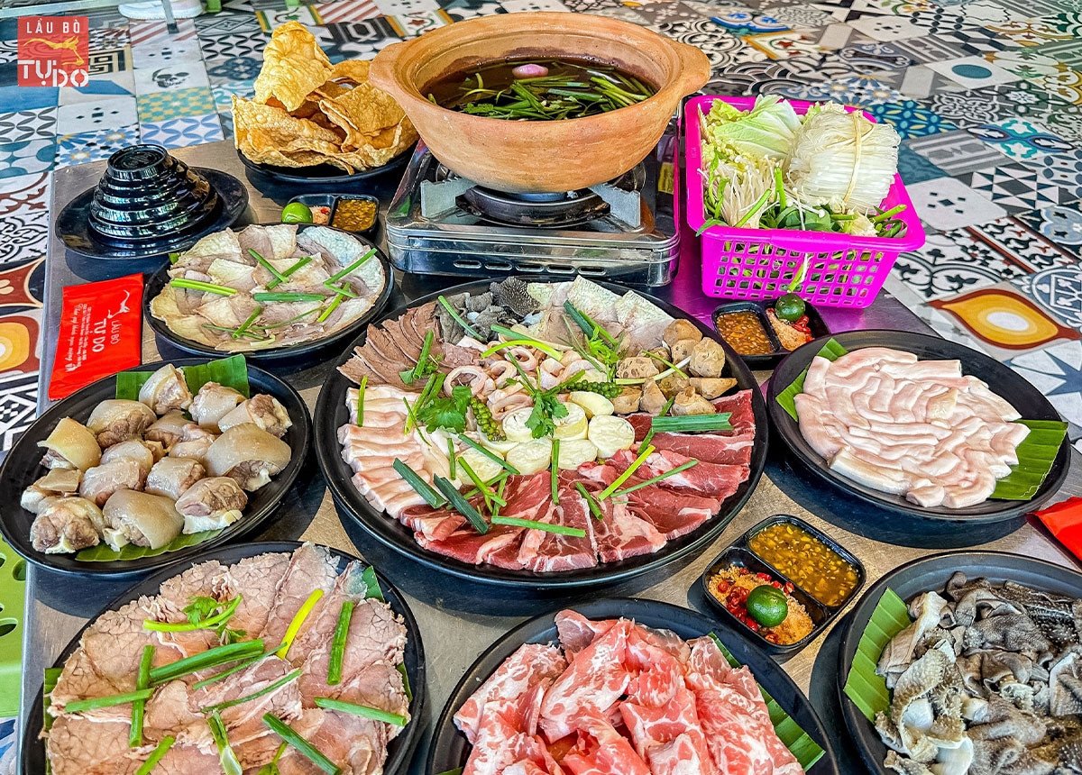Thịt bò và rau củ đã sơ chế sẵn sàng cho lẩu