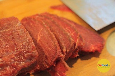 Thịt bò và sả tươi chuẩn bị cho món nướng