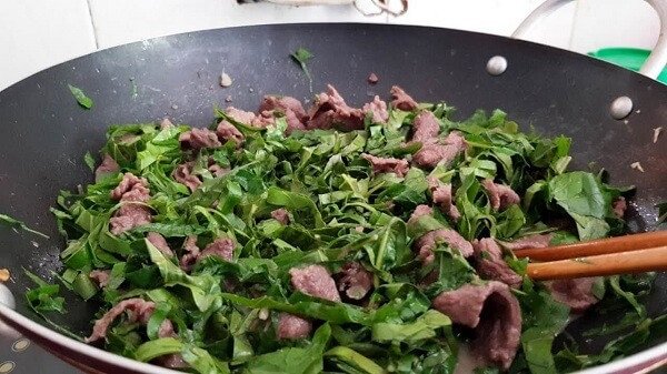 Thịt bò vừa tái thì cho lá lốt cùng ớt đã thái vào xào chung