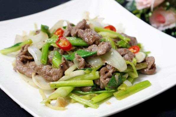 Thịt bò xào hành tây, cần tây và tỏi tây