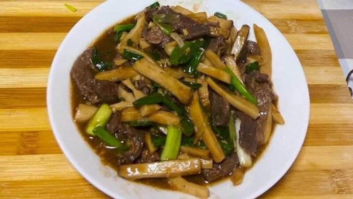 Thịt bò xào nấm đùi gà thơm ngon trên đĩa