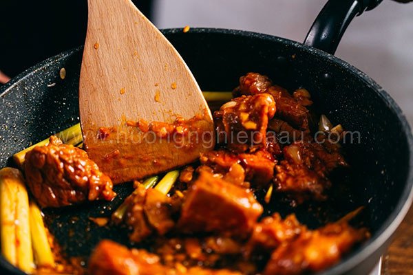 Thịt bò xào săn thấm gia vị cho món bò kho ngon nhất