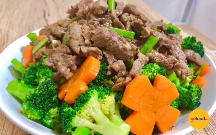 Thịt bò xào súp lơ xanh và cà rốt tươi ngon