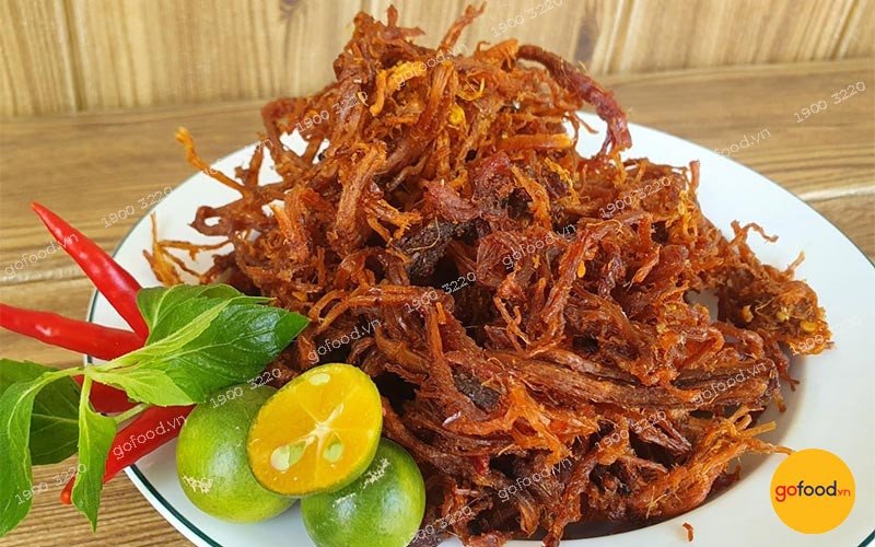 Thịt bò xé sợi đang được sấy trên chảo chống dính