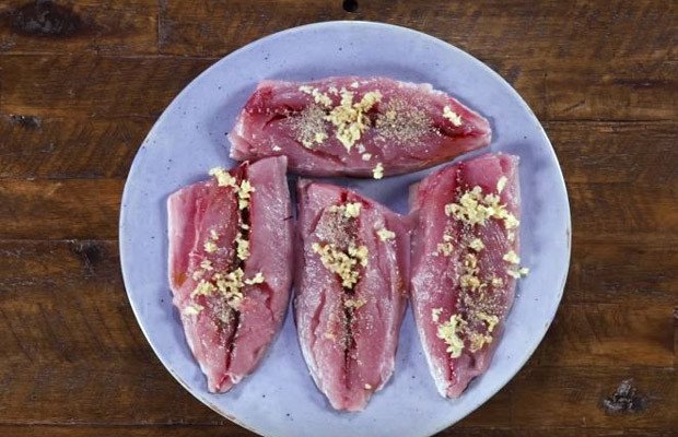 Thịt cá ngừ tươi được ướp đậm đà gia vị, sẵn sàng để hấp, là thành phần quan trọng của món bún chả cá.
