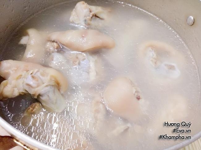 Thịt chân giò luộc chín, thái lát mỏng đẹp mắt để ăn kèm bún giò heo cà chua