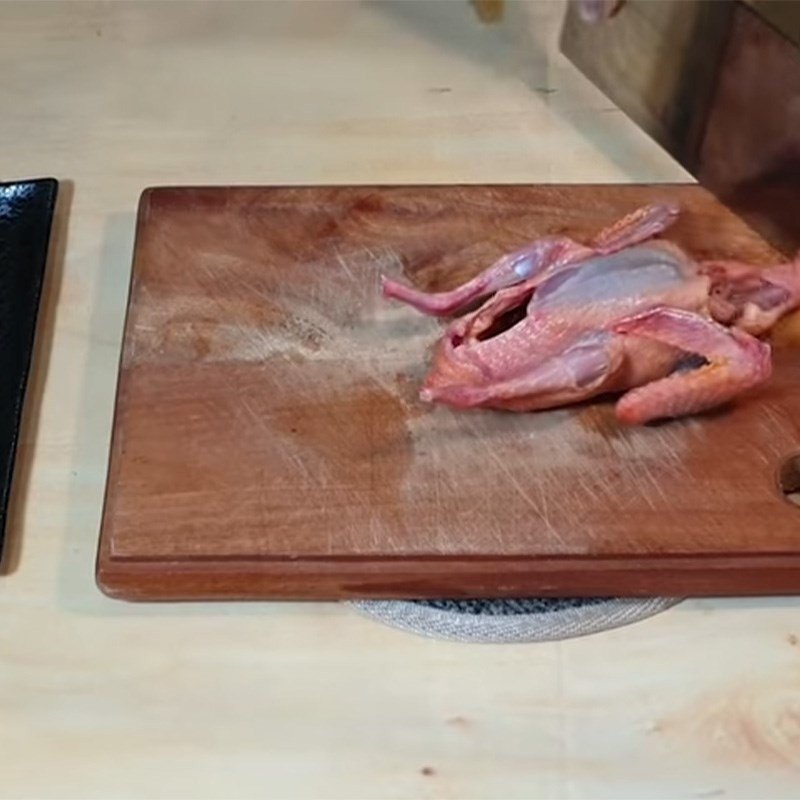 Thịt chim bồ câu đã băm nhỏ và ướp gia vị