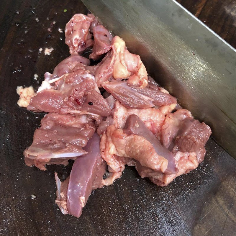 Thịt chim bồ câu non đã băm nhỏ