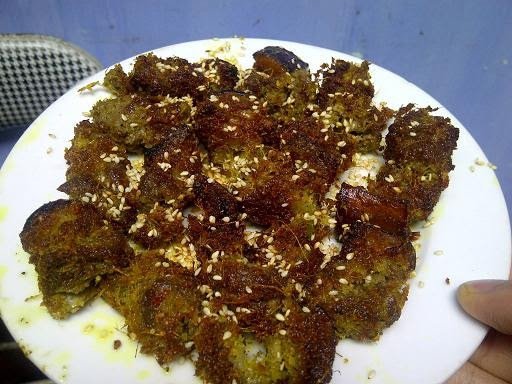 Thịt chó nướng Hà Nội đã ướp riềng sả chuẩn bị nướng than hoa.