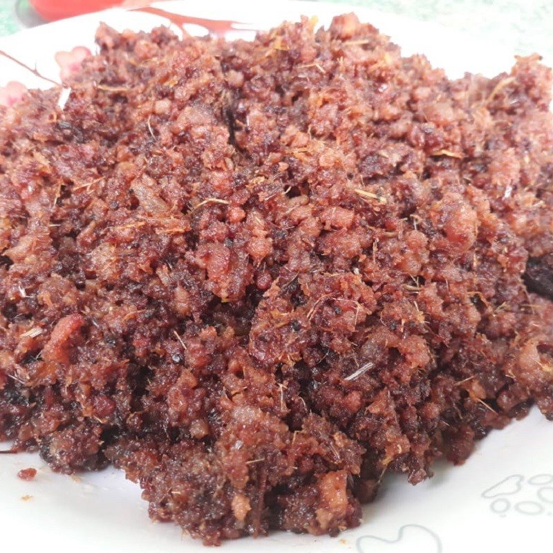 Thịt chưng mắm ruốc ăn kèm cơm nóng và rau luộc là món ăn dân dã, đậm đà khó quên