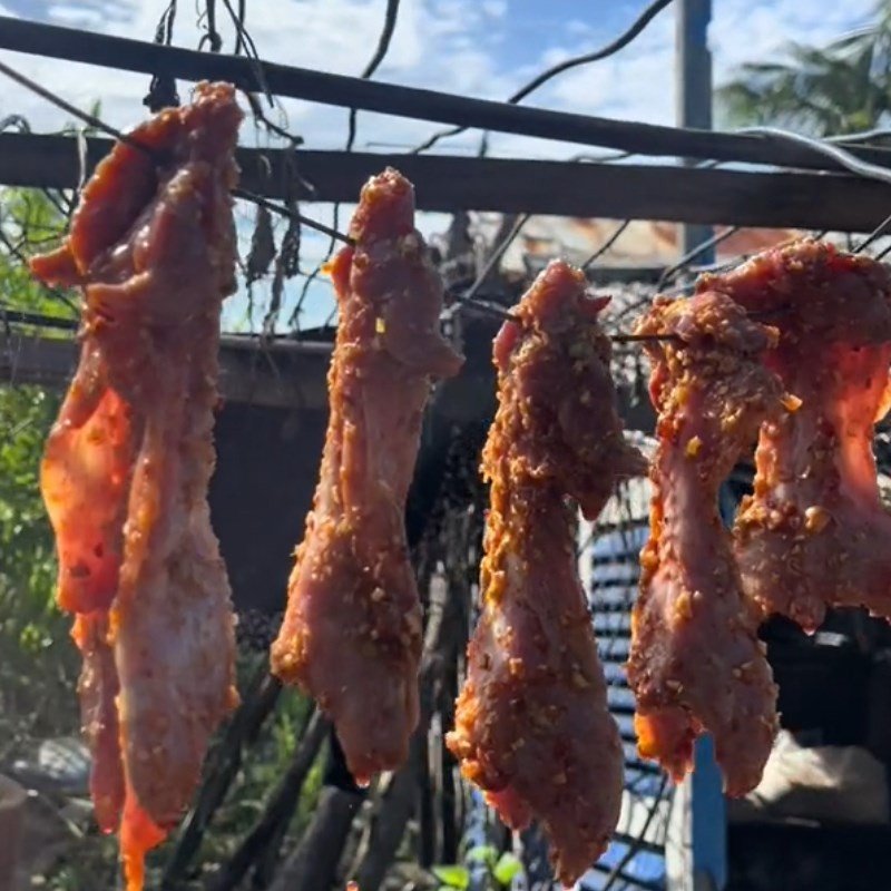 Thịt chuột đã ướp sa tế, sả và ớt đang được phơi khô nhẹ trước khi nướng
