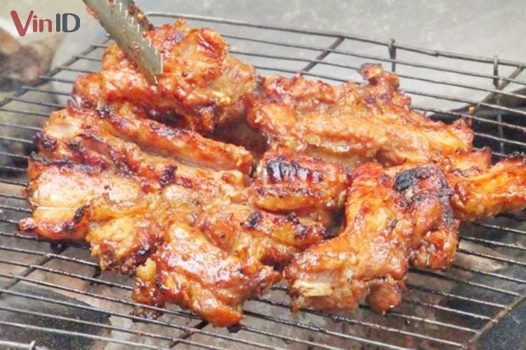 Thịt cốt lết nướng truyền thống thơm lừng trên bếp than hồng