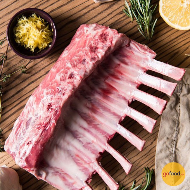 Thịt cừu đang được ướp với hỗn hợp gừng tươi và rượu trắng để loại bỏ mùi hôi