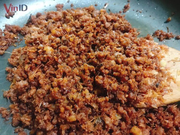 Thịt đang được xào cùng mắm tép và gia vị
