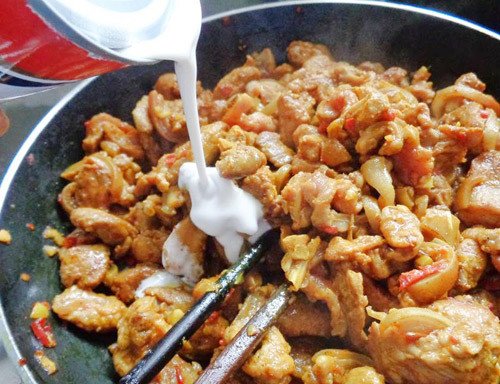 thịt dê đã xào sơ qua, chuẩn bị hầm trong công thức cách nấu thịt dê hầm