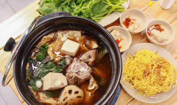 Thịt dê được ướp gia vị và xào sơ qua trước khi hầm