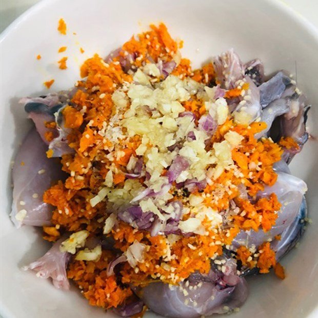 Thịt ếch đã được ướp với gia vị vàng óng