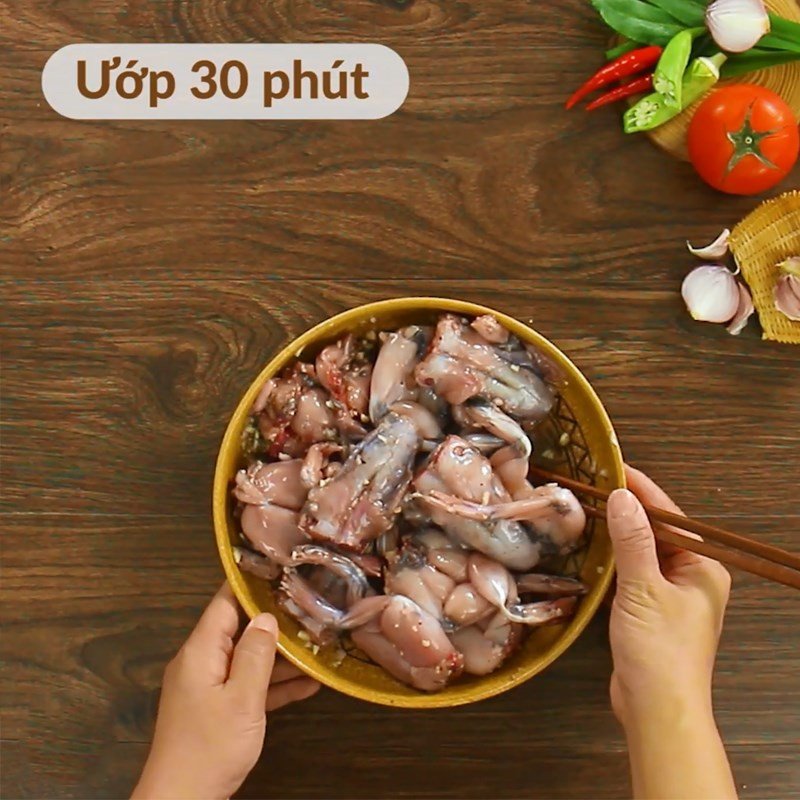 Thịt ếch tươi ngon đã ướp gia vị chuẩn bị nấu lẩu măng cay