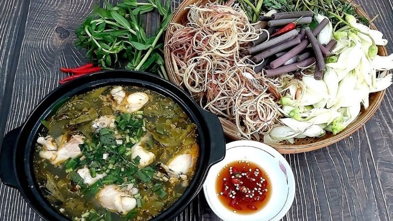 Thịt ếch tươi ngon và các nguyên liệu chuẩn bị cho món lẩu ếch lá giang