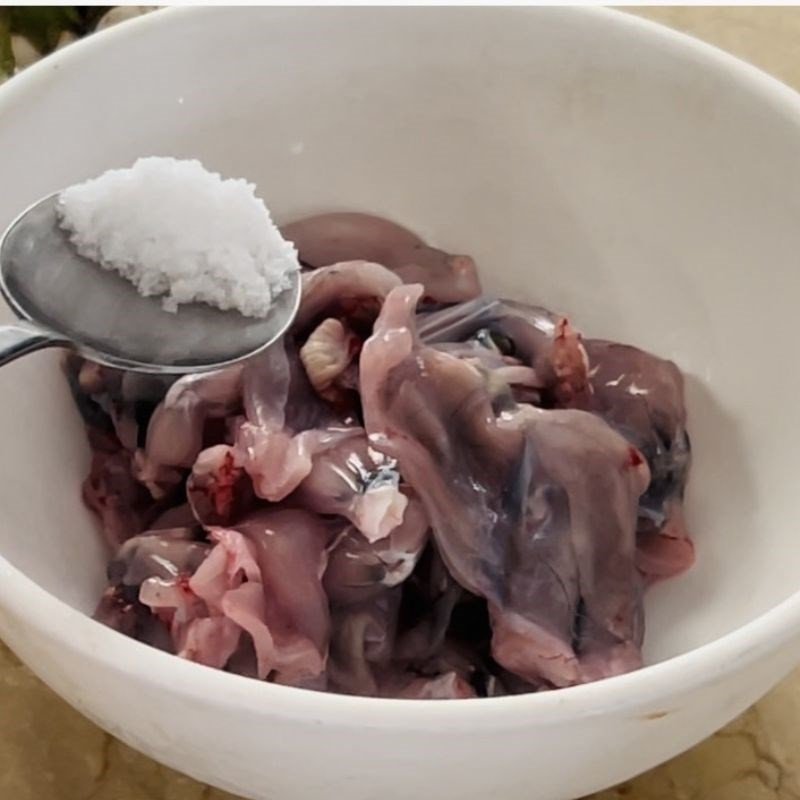 Thịt ếch và cà pháo đã sơ chế cho món ếch xào cà